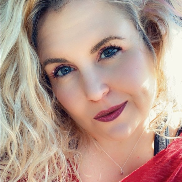 Meet your Posher, Nicole - Picture 3 of 5